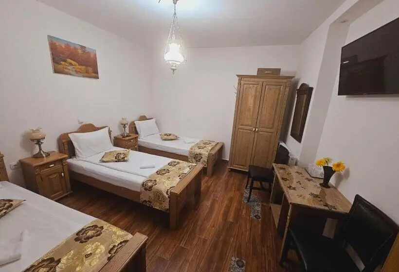 Deluxe Kolmen Hengen Huone, Pensiunea Nobil Medieval