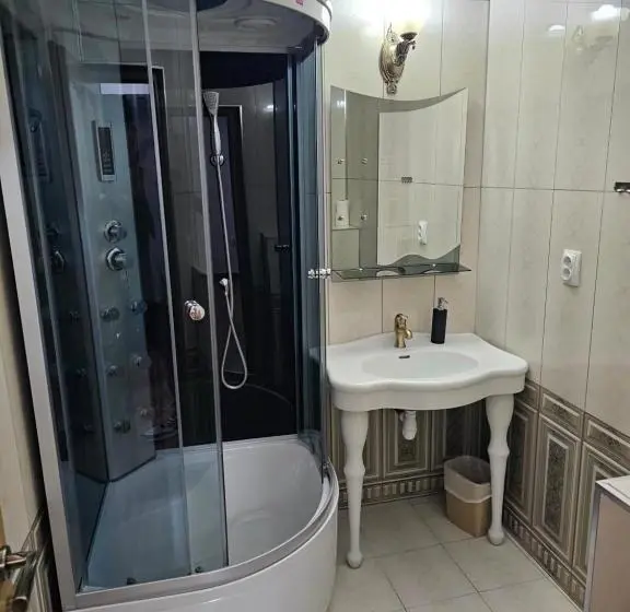 Deluxe Kolmen Hengen Huone, Pensiunea Nobil Medieval