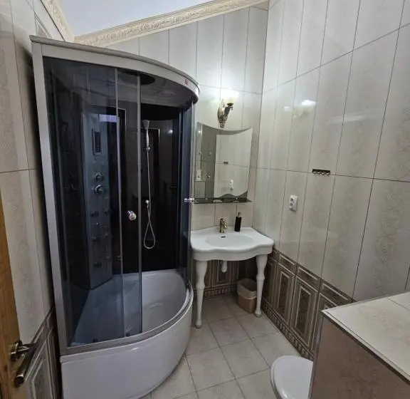 Deluxe Kolmen Hengen Huone, Pensiunea Nobil Medieval