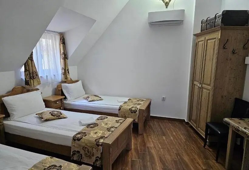 Deluxe Kolmen Hengen Huone, Pensiunea Nobil Medieval