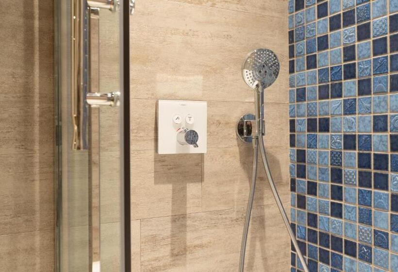 سوئیت با بالکن, Art Club