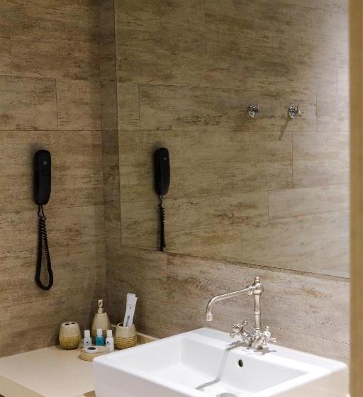 سوئیت با بالکن, Art Club