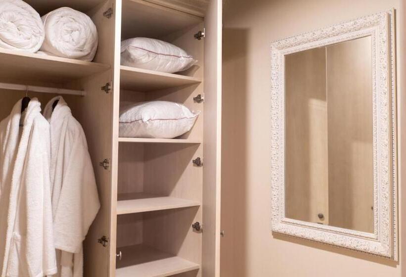 سوئیت با بالکن, Art Club