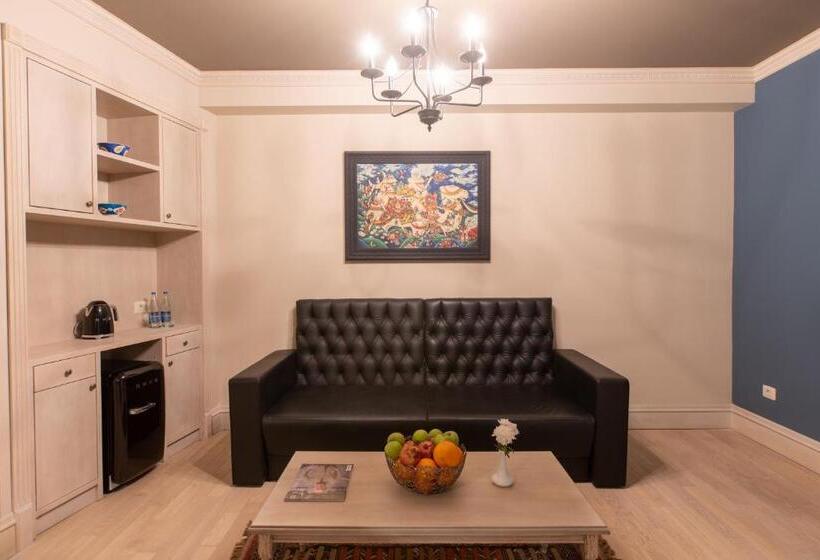 سوئیت با بالکن, Art Club