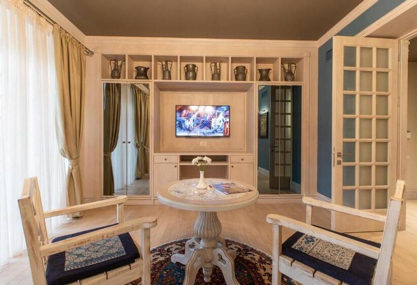 سوئیت با بالکن, Art Club