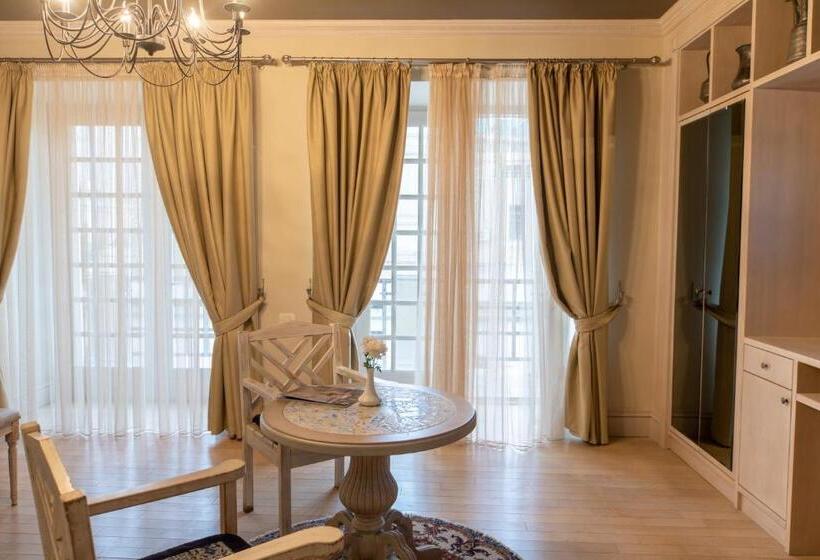 سوئیت با بالکن, Art Club