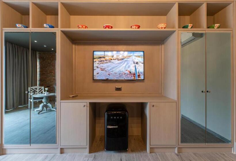 Suite with Terrace, Art Club