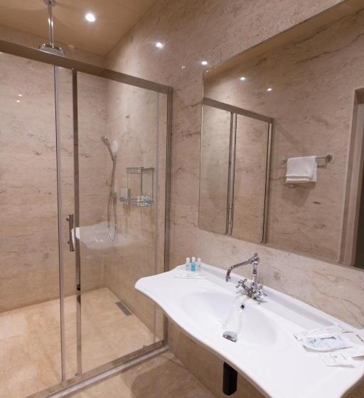 سوییت جونیور با بالکن, Art Club