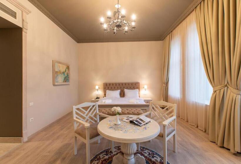 سوییت جونیور با بالکن, Art Club