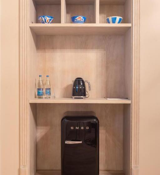 اتاق لوکس با چشمانداز, Art Club