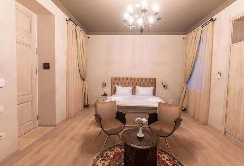 اتاق لوکس با چشمانداز, Art Club