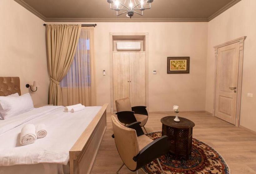 اتاق لوکس با چشمانداز, Art Club