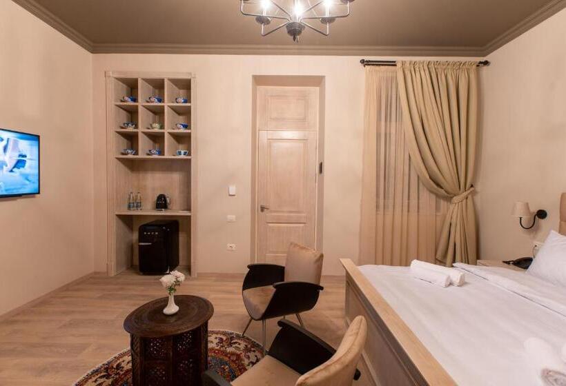 اتاق لوکس با چشمانداز, Art Club