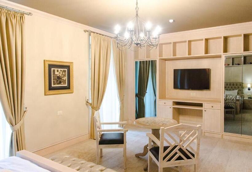 سوئیت با بالکن, Art Club