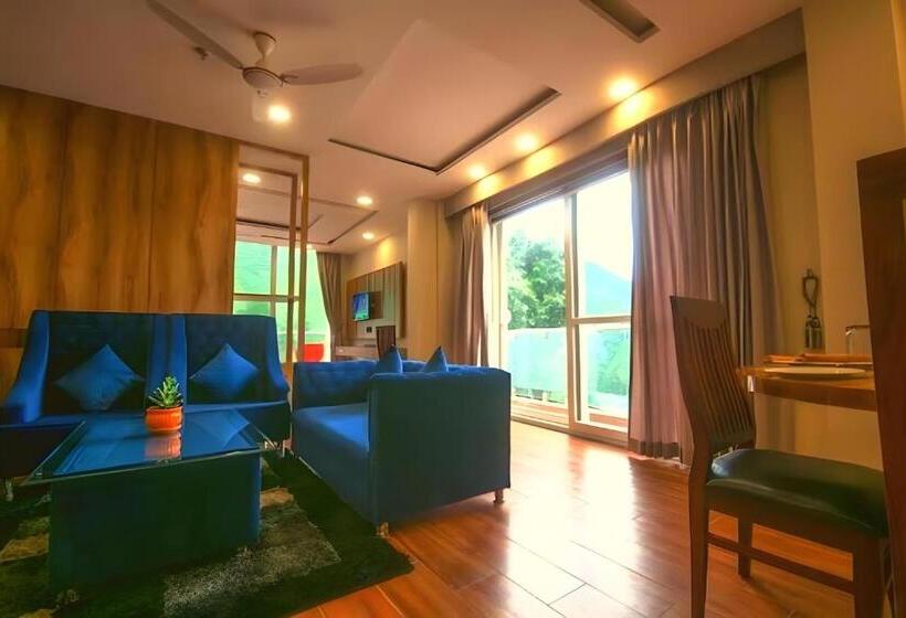 جناح عائلي, Shivaay Morex  A Vegetarian