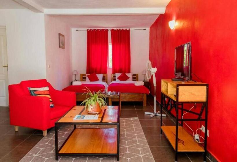 اتاق خانوادگی, The Sanctuary Lodge