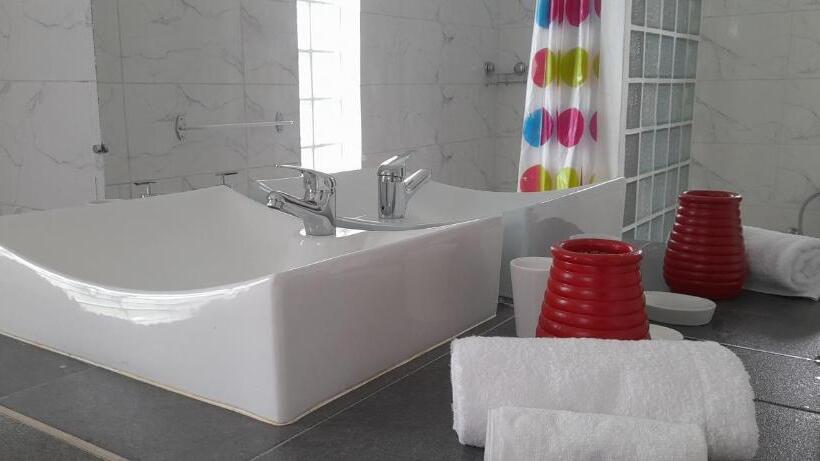 اتاق خانوادگی, The Sanctuary Lodge