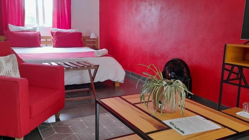 اتاق خانوادگی, The Sanctuary Lodge