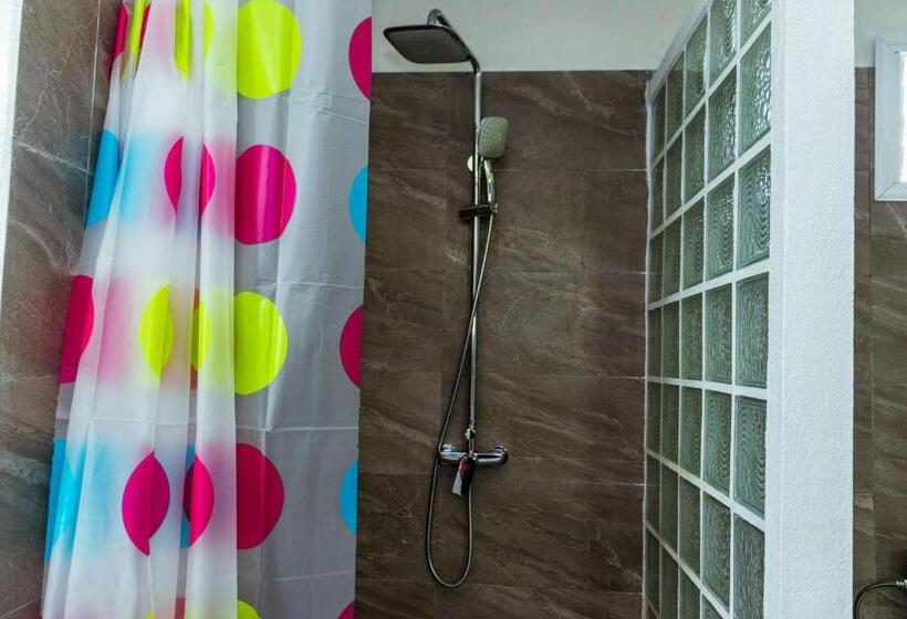 اتاق خانوادگی, The Sanctuary Lodge