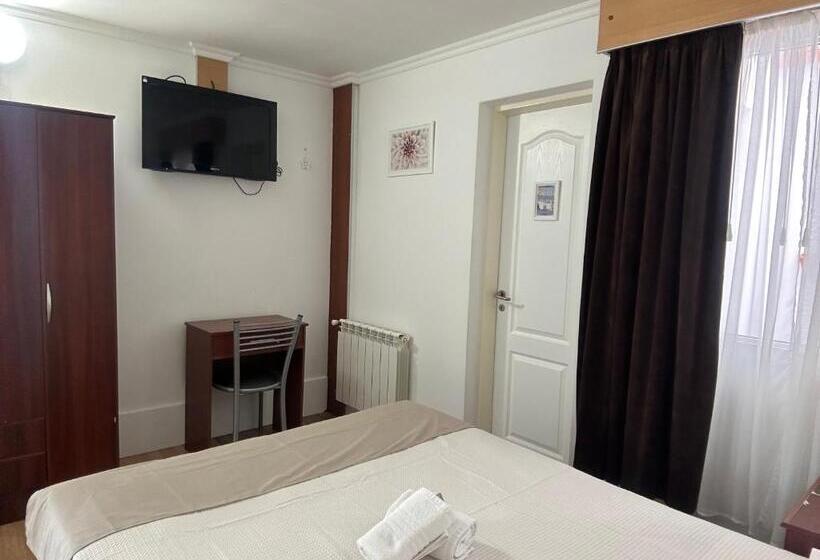 标准三人间, Kelman