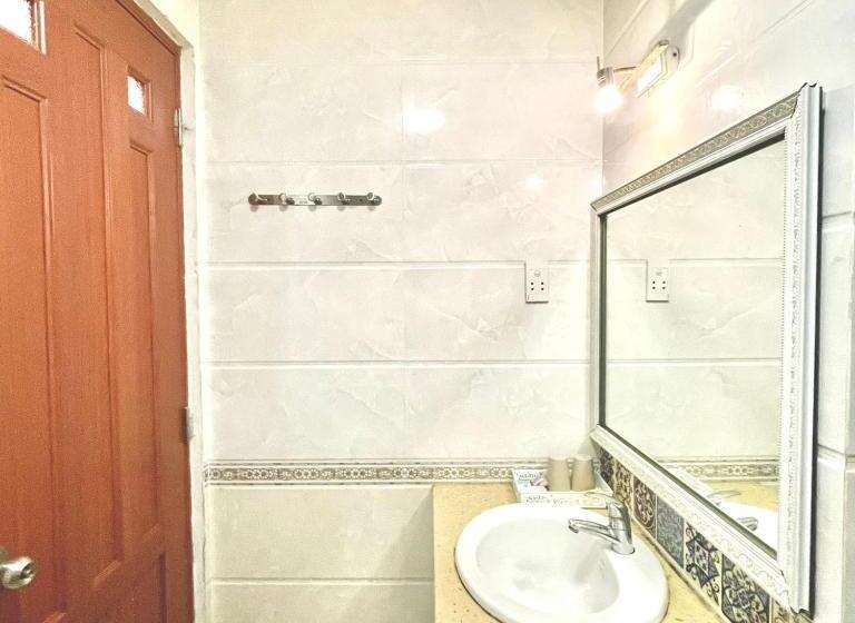 اتاق سوپریور, Mai Vang