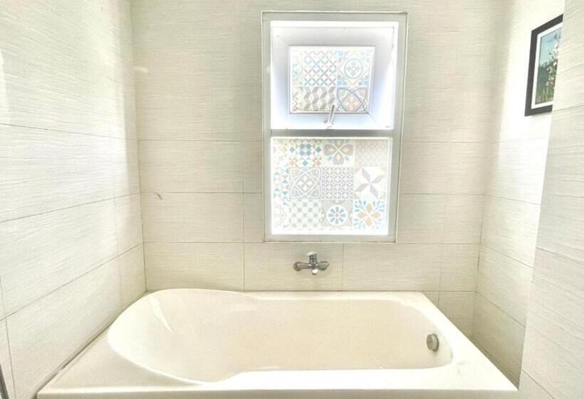 اتاق لوکس, Mai Vang