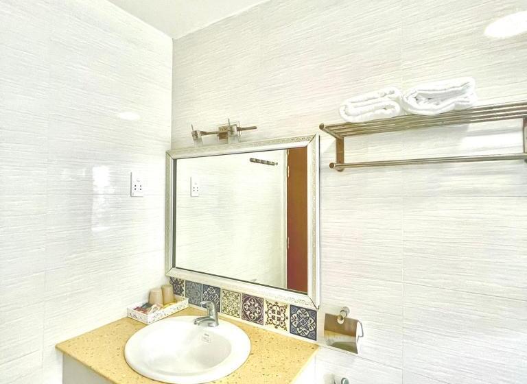 اتاق لوکس, Mai Vang