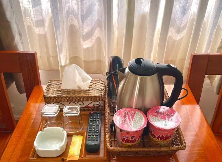 اتاق لوکس, Mai Vang