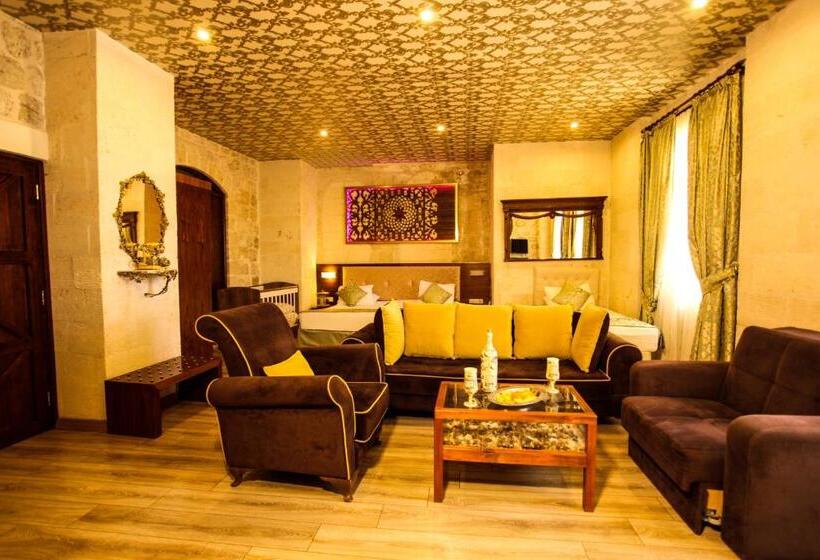 غرفة ديلوكس ثلاثية, Tuğhan