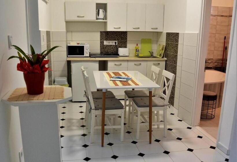 침실 2개 아파트, Unicum Vendégház