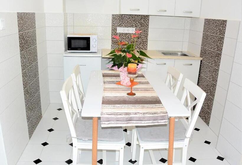 침실 2개 아파트, Unicum Vendégház