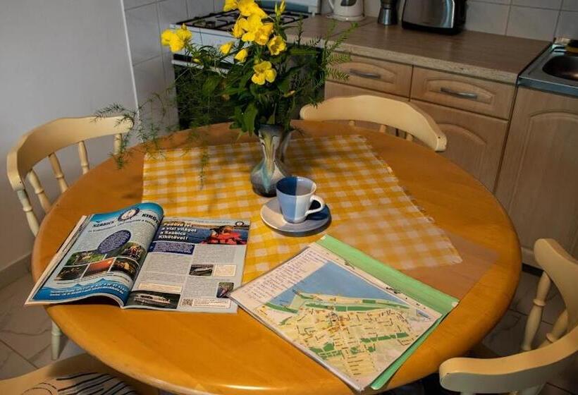 디럭스 스튜디오, Unicum Vendégház