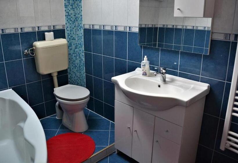 침실 3개 아파트, Unicum Vendégház