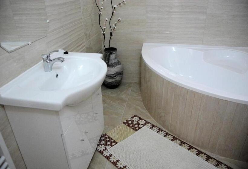 침실 3개 아파트, Unicum Vendégház