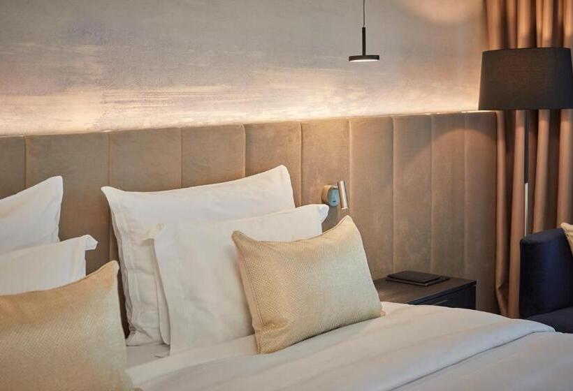 اتاق لوکس با چشمانداز دریا, Kempinski Palace Portorož