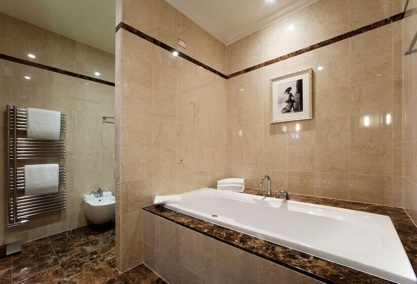 اتاق لوکس با چشمانداز دریا, Kempinski Palace Portorož