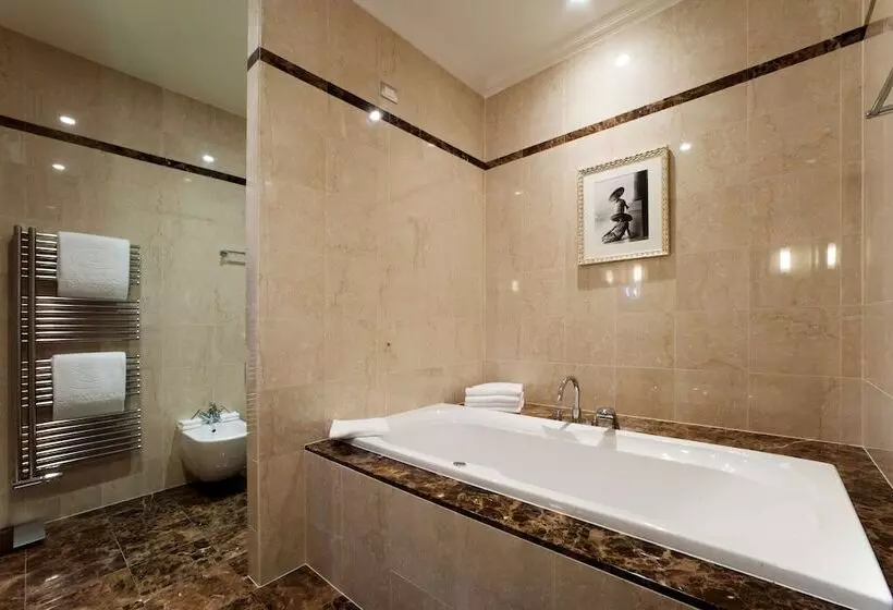 اتاق لوکس با چشم‌انداز دریا, Kempinski Palace Portorož