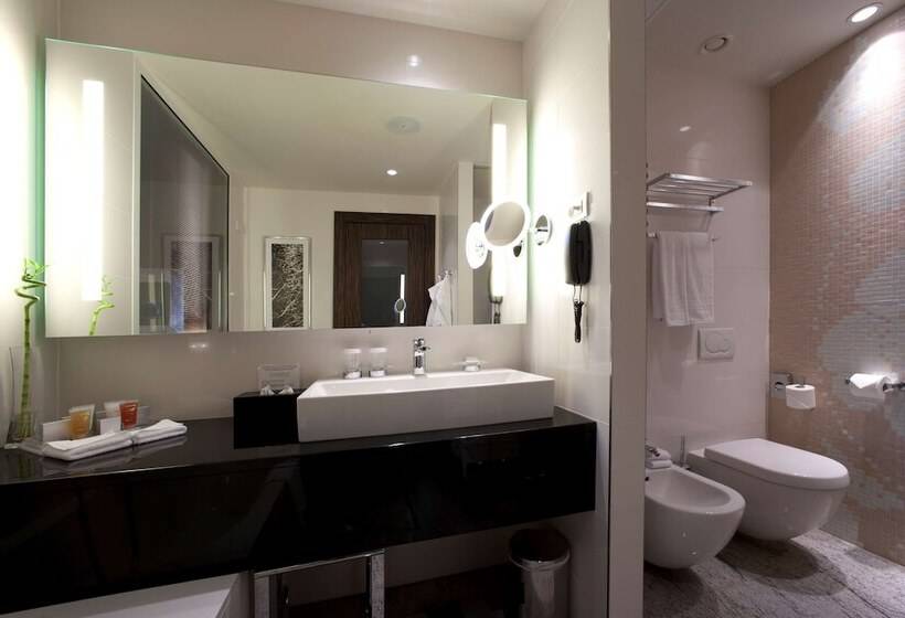 اتاق لوکس با چشمانداز دریا, Kempinski Palace Portorož