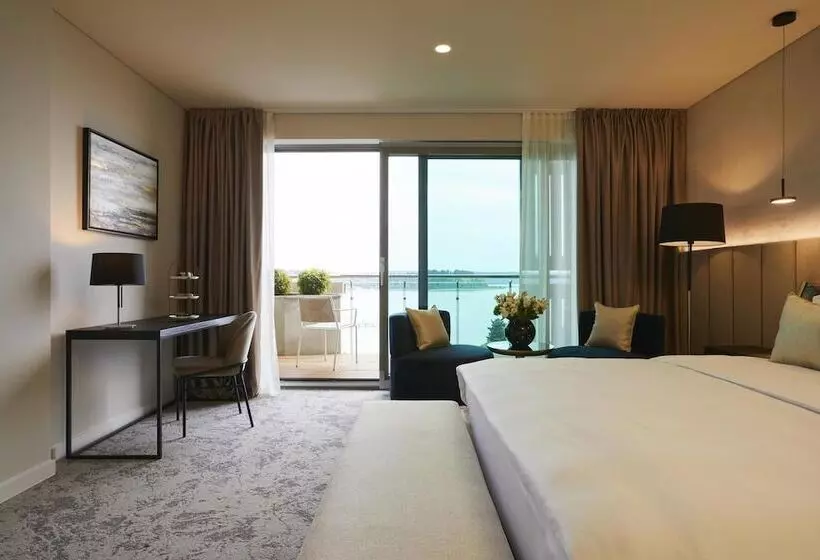 اتاق لوکس با چشم‌انداز دریا, Kempinski Palace Portorož