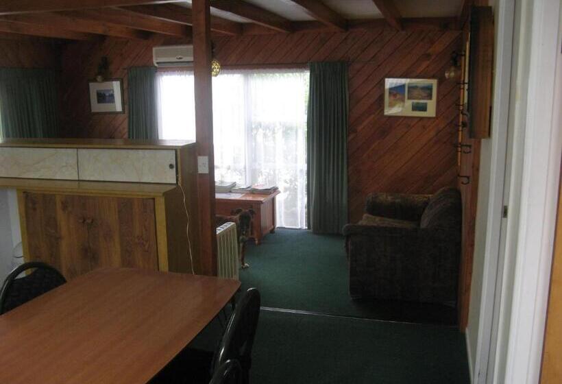 חדר משפחתי, Tongariro River Motel