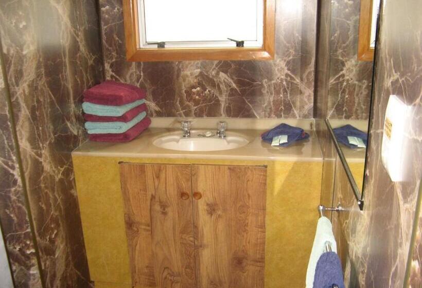 חדר משפחתי, Tongariro River Motel