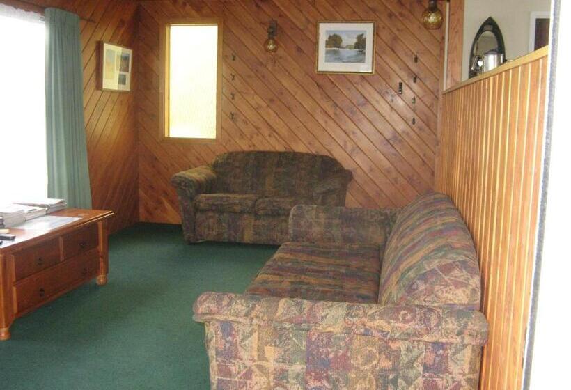 חדר משפחתי, Tongariro River Motel