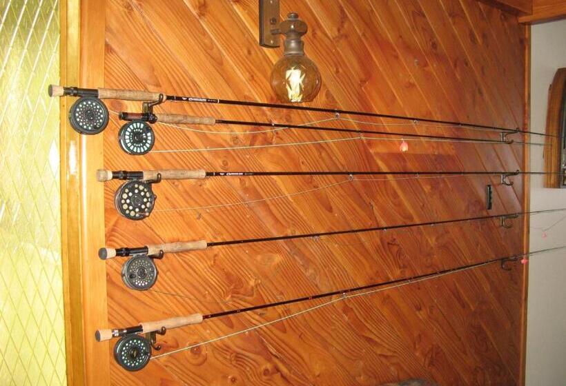 חדר משפחתי, Tongariro River Motel