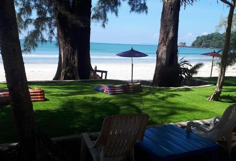 بنجلو قياسى مطل على البحر, Phayam Friends