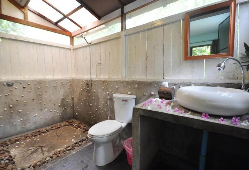 بنجلو قياسى مطل على البحر, Phayam Friends