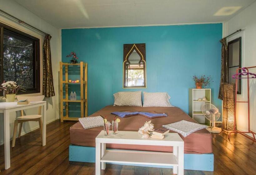 بنجلو قياسى مطل على البحر, Phayam Friends