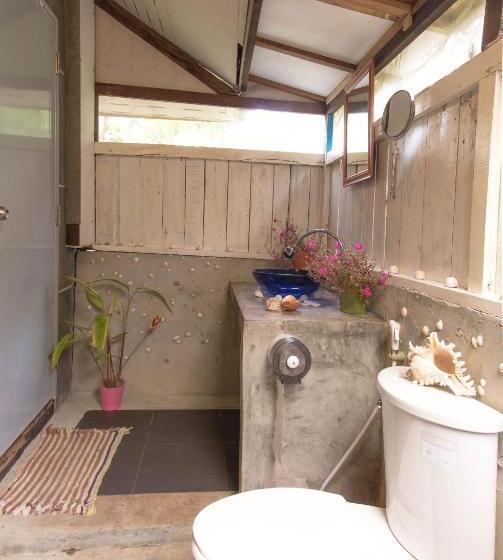 بنجلو قياسى مطل على البحر, Phayam Friends