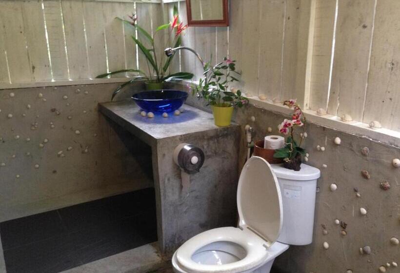 بنجلو قياسى مطل على البحر, Phayam Friends