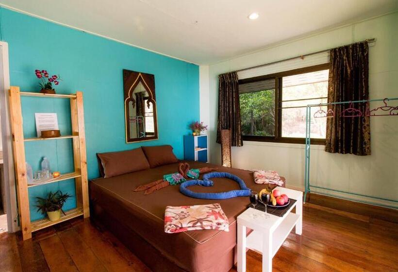 بنجلو قياسى مطل على البحر, Phayam Friends