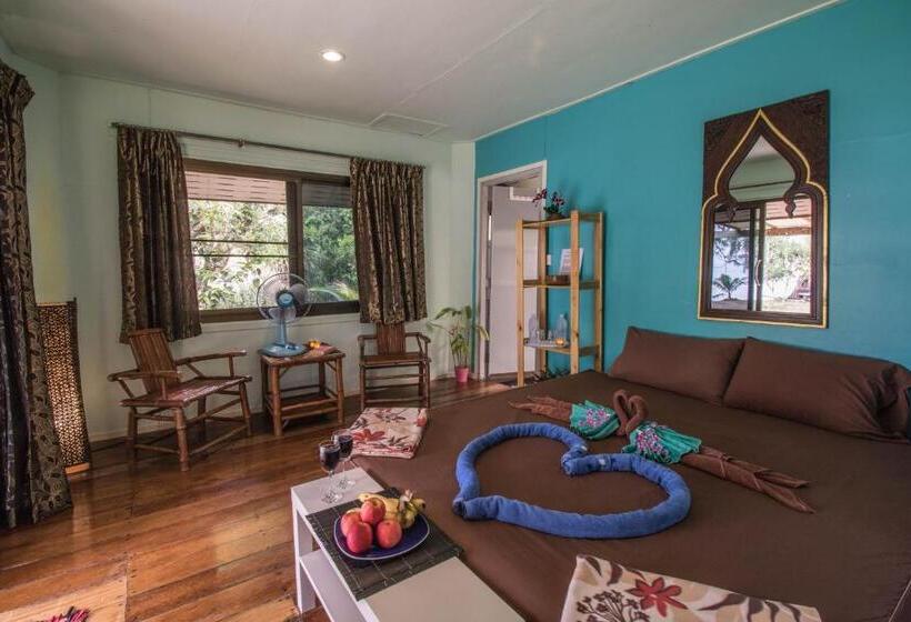 بنجلو قياسى مطل على البحر, Phayam Friends